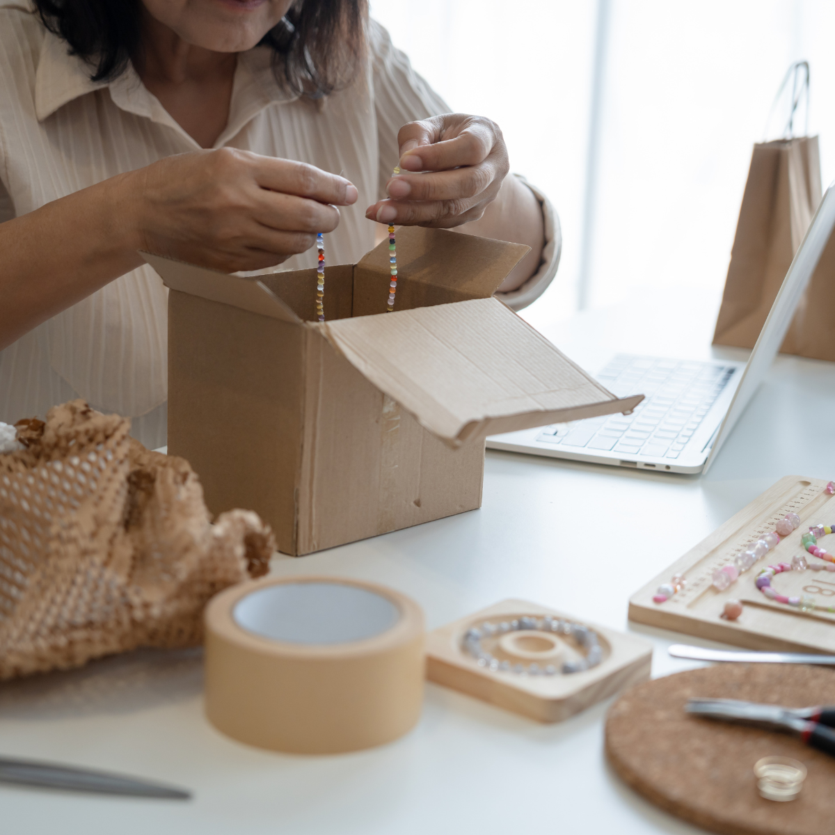 ¿Pueden las personas naturales comerciantes presentar estados financieros certificados?